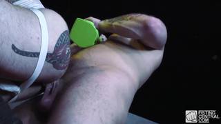 Hugh Hunter e Teddy Bryce com brinquedos interessantes Hugh Hunter e Teddy Bryce com brinquedos interessantes