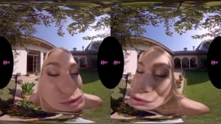 Jovem loira sexy é fodida em realidade virtual Jovem loira sexy é fodida em realidade virtual