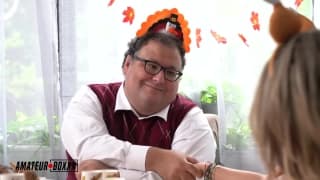 Ele fode com sua namorada e sogra no Dia de Ação de Graças