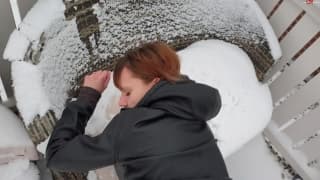 Casal com tesão transando na neve Casal com tesão transando na neve