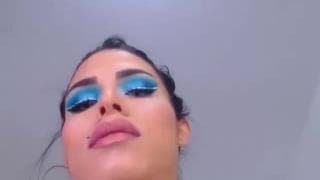 Emmily sexy trans com grampos nos mamilos falsos