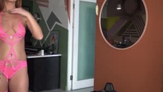 Scarlett Mae em uma boa cena de hardcore