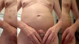 Velho gay coloca anéis de metal apertados ao redor de seu pênis Velho gay coloca anéis de metal apertados ao redor de seu pênis