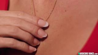 Uma lésbica intrusa lambe a viúva