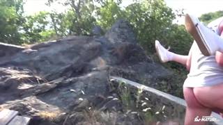 Essa corora morena quente quer foder na luz do sol e fazer um x video