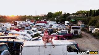 Uma bomba sexual latina começa a foder entre carros velhos