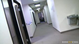 Uma ducha que se transforma em uma ótima transa em grupo