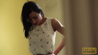 Esta garota submissa com tetas grandes se deixa dominar