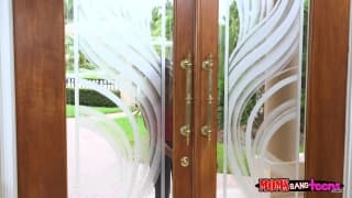 A jovem vagabunda deixa o cara com tesão e a Milf termina o trabalho