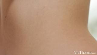 Banho espumoso e cunnilingus entre duas lésbicas