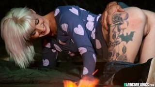 Uma loira tatuada fode ao ar livre à noite