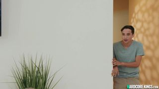 MILFs planturosas fodidas por um jovem pervertido