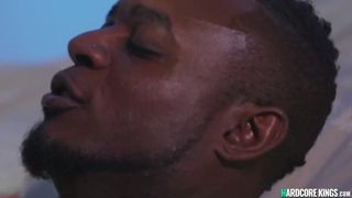 Marido candaulista deixa cavalgar a sua sexy esposa sobre um BBC