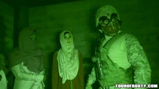 Eles fodem 2 mulheres muçulmanas para o Ramadan