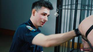 Josh Mikael levando um punho do policial Luka Sage Josh Mikael levando um punho do policial Luka Sage