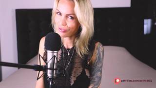 A loira sexy grava sons emocionantes de ASMR A loira sexy grava sons emocionantes de ASMR