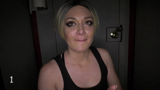 Uma loira chupa calmamente e minuciosamente em gloryhole