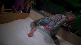 Garota com seu corpo todo tatuado e seus brinquedos sexuais extremos