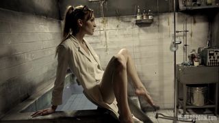 Monstro fode a buceta de uma cientista