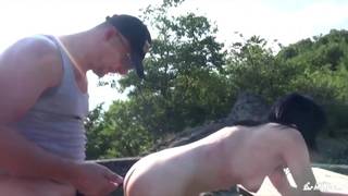 Pênis grande para ela, que adora transar ao ar livre