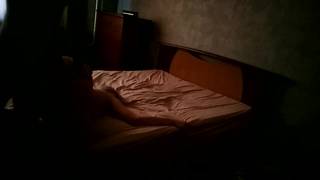 Casal de amadores excitados que fodem na cama em todas as posições Casal de amadores excitados que fodem na cama em todas as posições