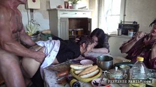 Família de pervertidos completamente loucos fodem sem restrições