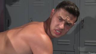 Nick Sterling e Josh Conners transando no vestiário