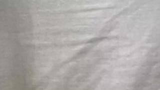 O Lelu Love deve massagear um cliente de forma muito sensual.