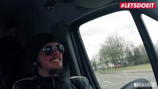 A morena peituda gosta de sexo no banco de trás