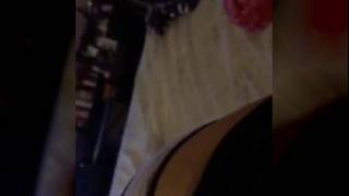 Grande vadia peituda se excitando em casa