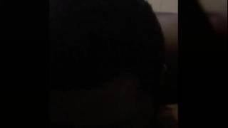 Essa cadela preta volumosa está se tocando na frente da camera