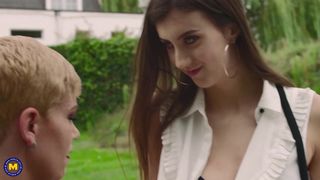 MILFs lésbicas brincam com seus corpos gostosos