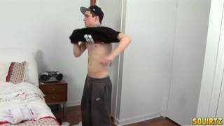 Jake Bass goza em seu próprio rosto depois de se masturbar Jake Bass goza em seu próprio rosto depois de se masturbar