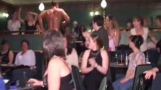 Essas mulheres gostam de se divertir com os strippers