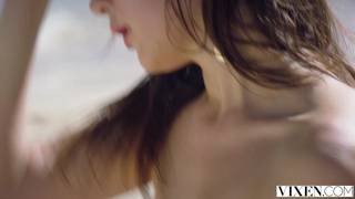 A safada gostosinha Ellie Leen trepando na praia