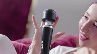 Uma mulher tatuada sozinha se diverte com seu vibrador Uma mulher tatuada sozinha se diverte com seu vibrador