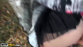 Erick Lewis comendo a Jolie Brune no meio da floresta com um amigo Erick Lewis comendo a Jolie Brune no meio da floresta com um amigo