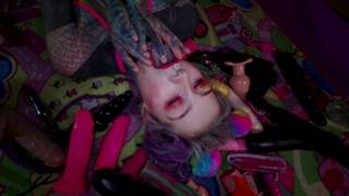 Anuskatzz pintada de cosplayer de muitas cores e com brinquedos