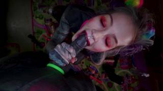 Anuskatzz pintada de cosplayer de muitas cores e com brinquedos