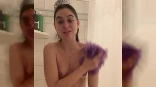 Riley Reid nua no chuveiro e toda ensaboada Riley Reid nua no chuveiro e toda ensaboada