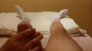 Este cara está feliz em receber uma punheta de sua esposa