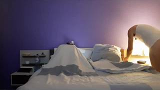 Ele usa brinquedos na buceta dela antes de penetrar e gozar