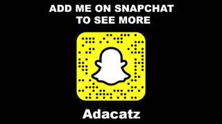 Uma garota sexy de pele branca tem sua buceta preenchida por ele