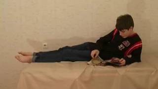 Dois jovens ficam excitados assistindo a uma revista pornô gay Dois jovens ficam excitados assistindo a uma revista pornô gay