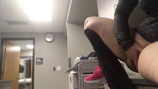 Tempo de pausa no escritório para que ela se masturbe