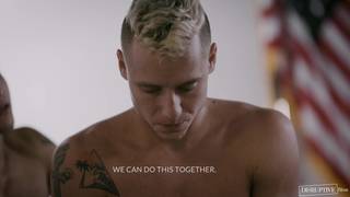 Justin Matthews e Elliot Finn transando no quartel