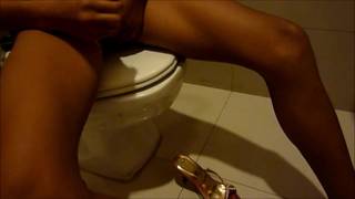 Ela está no banheiro masturbando o pênis de um transexual