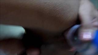 Kam enfiando uma garrafa na bunda e se masturbando