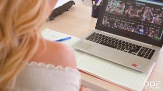 Natasha Teen é flagrada assistindo pornografia no escritório Natasha Teen é flagrada assistindo pornografia no escritório