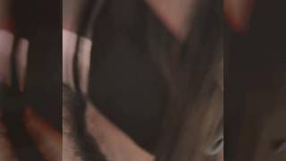 Tranny de olhos vendados chupando um pinto